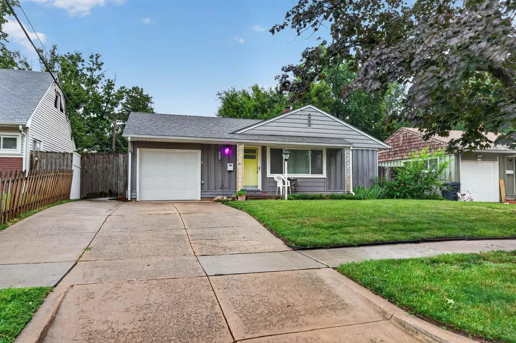 2218 S Elpyco Wichita KS 67218
