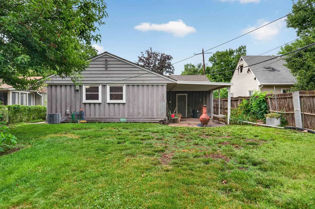2218 S Elpyco Wichita KS 67218