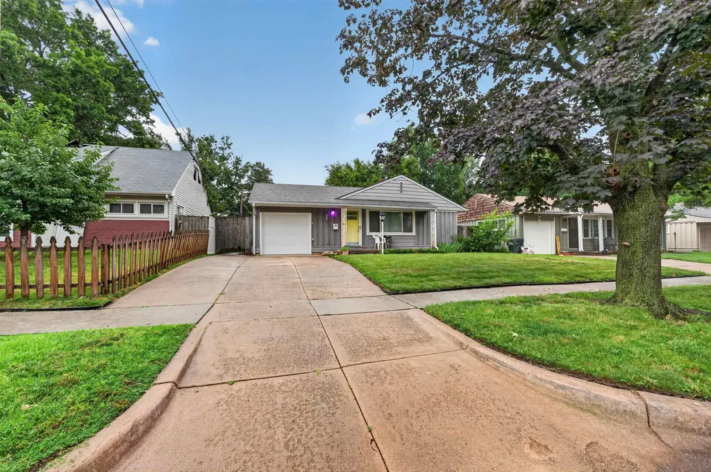 2218 S Elpyco Wichita KS 67218