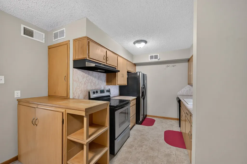 2218 S Elpyco Wichita KS 67218