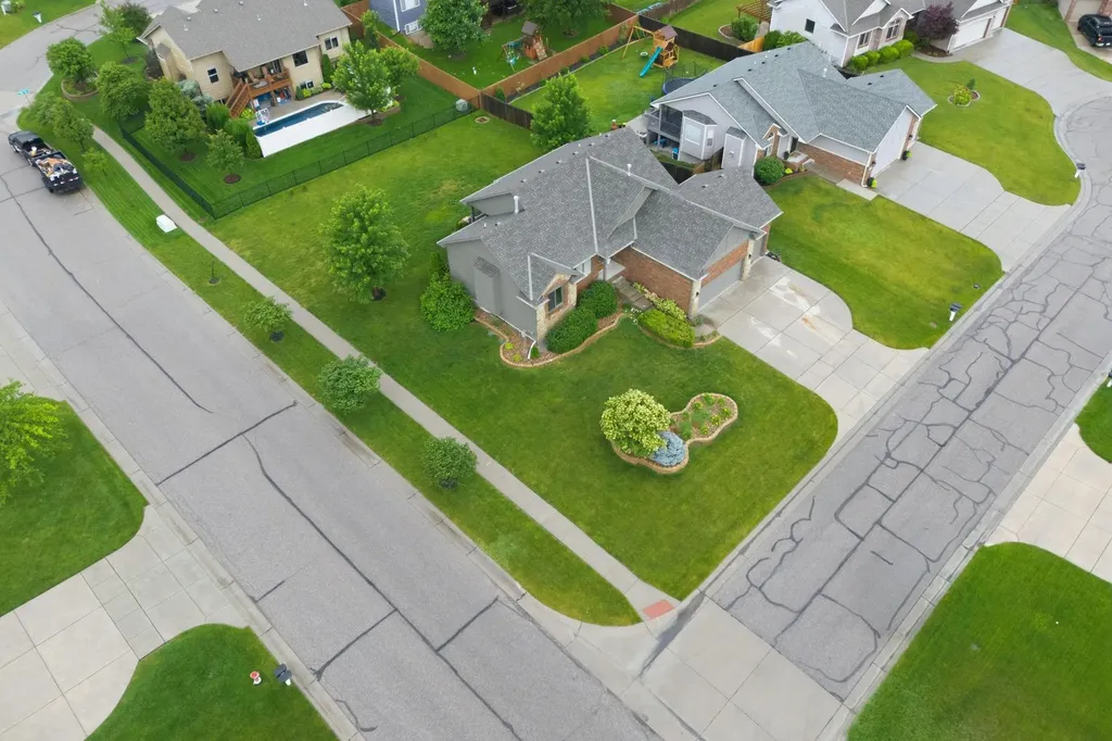 2639 N Woodridge Wichita KS 67226