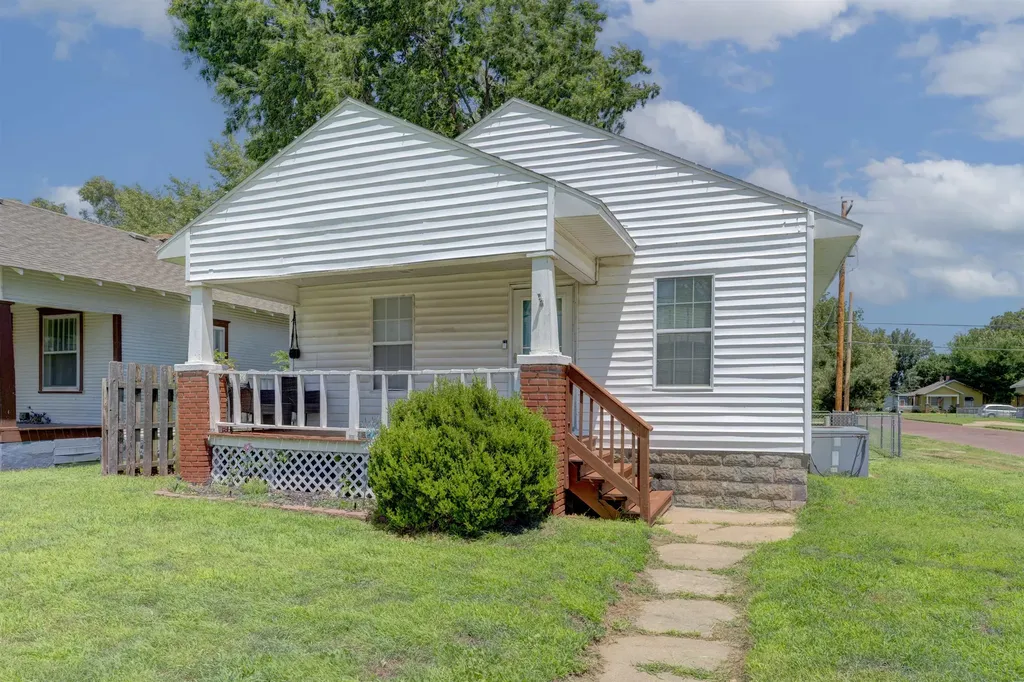 1326 S Summit Street Arkansas City KS 67156
