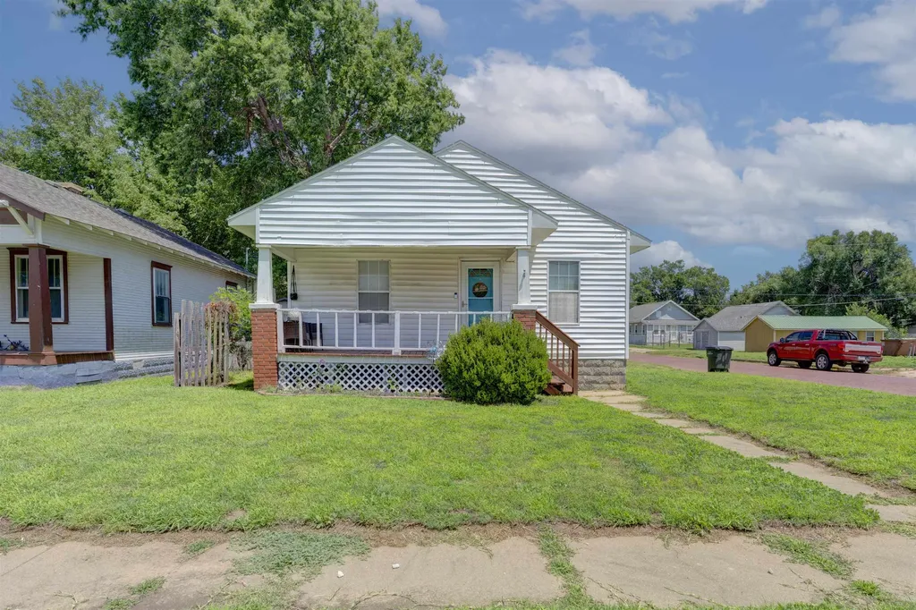 1326 S Summit Street Arkansas City KS 67156