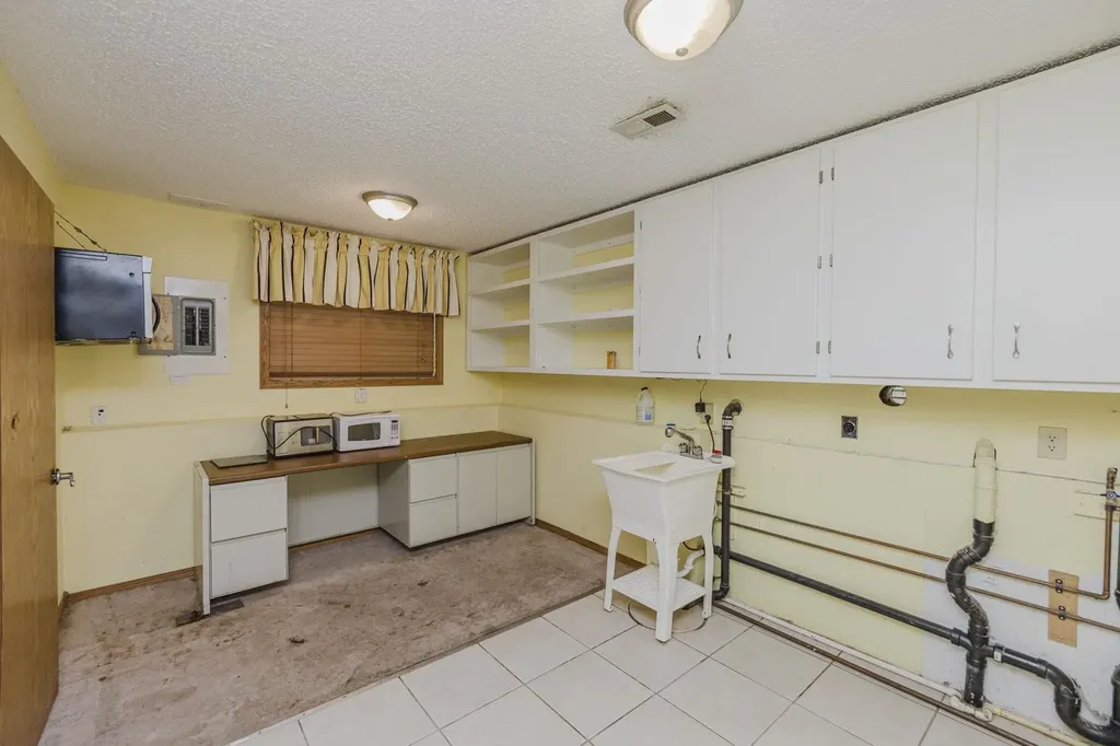 1431 N Fieldcrest Wichita KS 67212