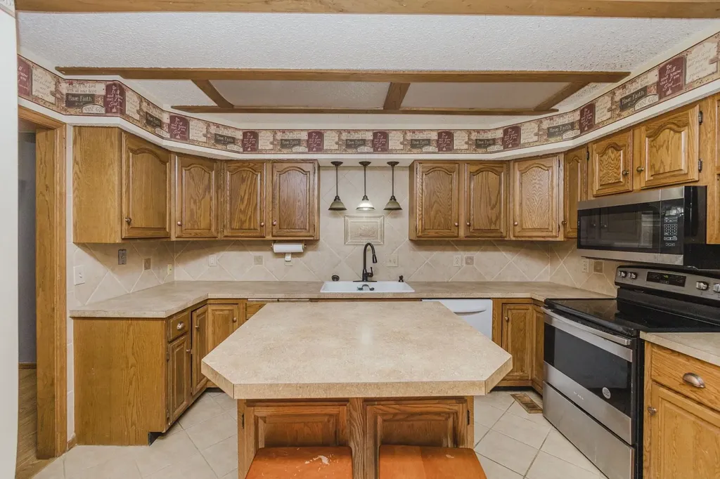 1431 N Fieldcrest Wichita KS 67212