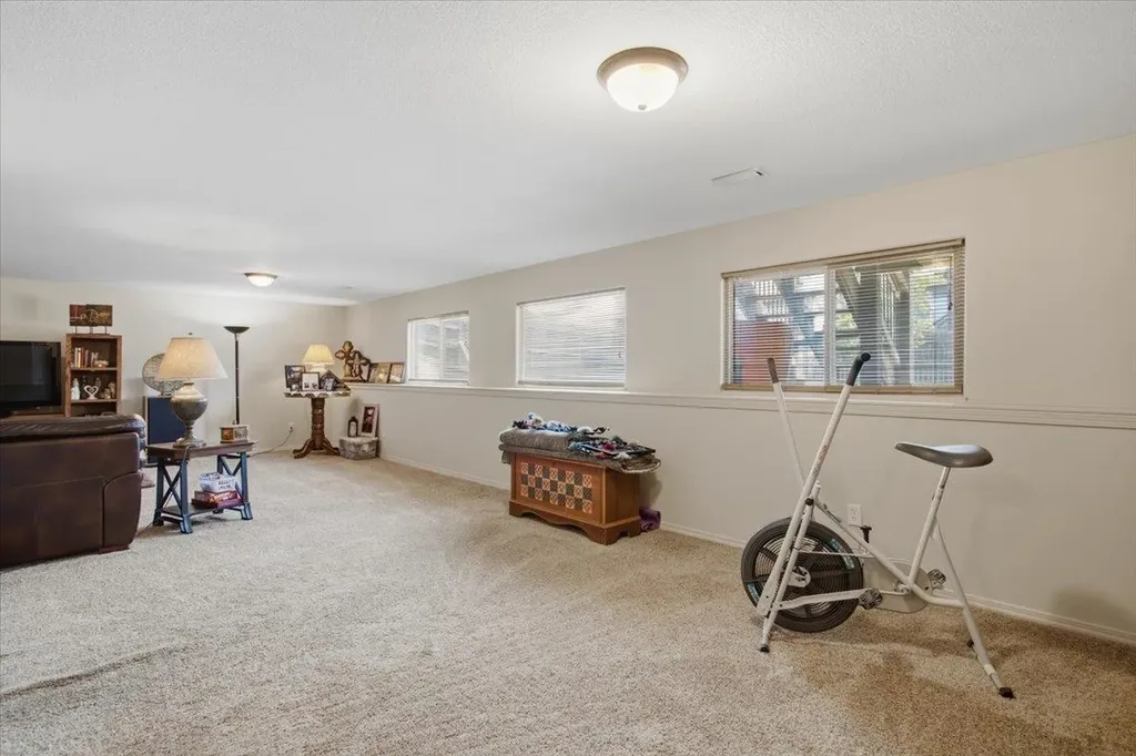 5374 N Rock Spring Street Bel Aire KS 67226-3200