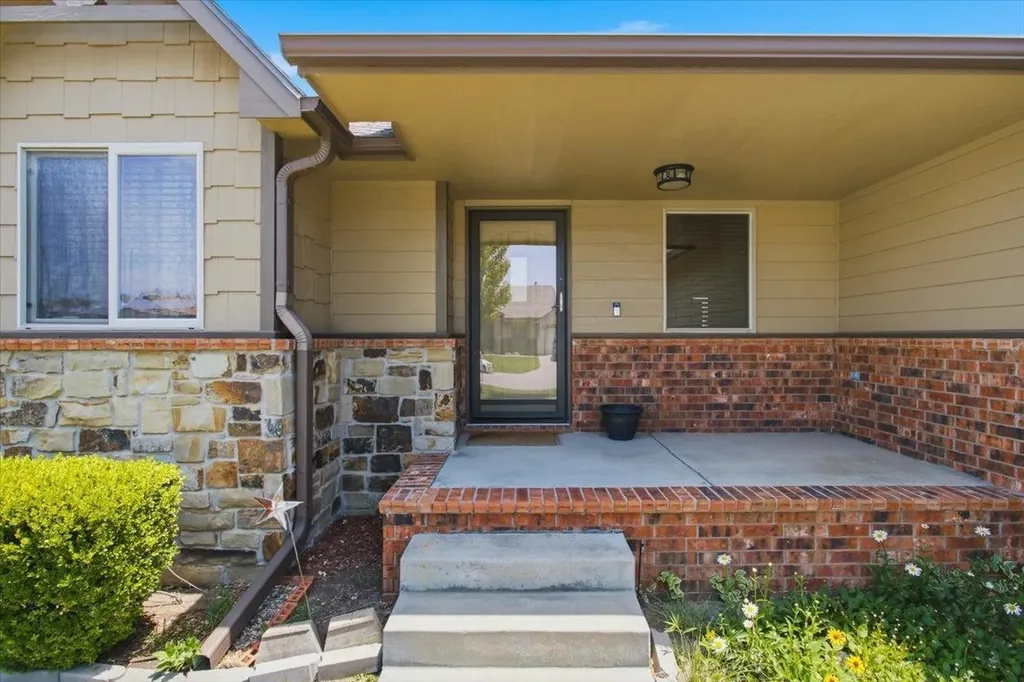 5374 N Rock Spring Street Bel Aire KS 67226-3200