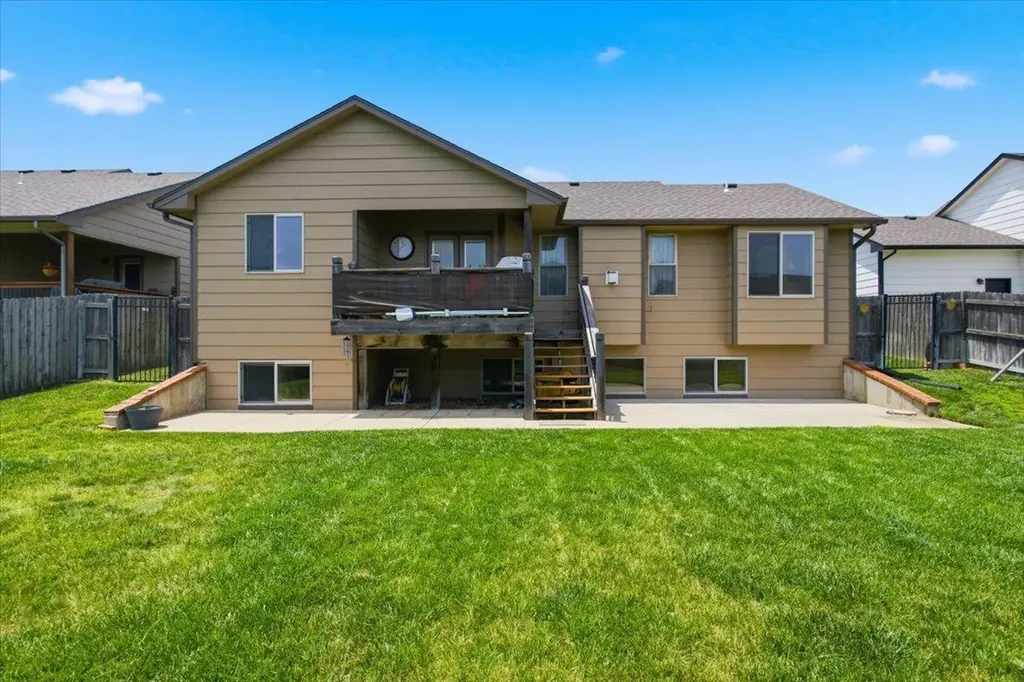 5374 N Rock Spring Street Bel Aire KS 67226-3200
