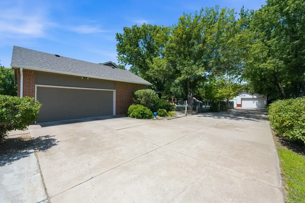 2327 N Forestview Wichita KS 67223
