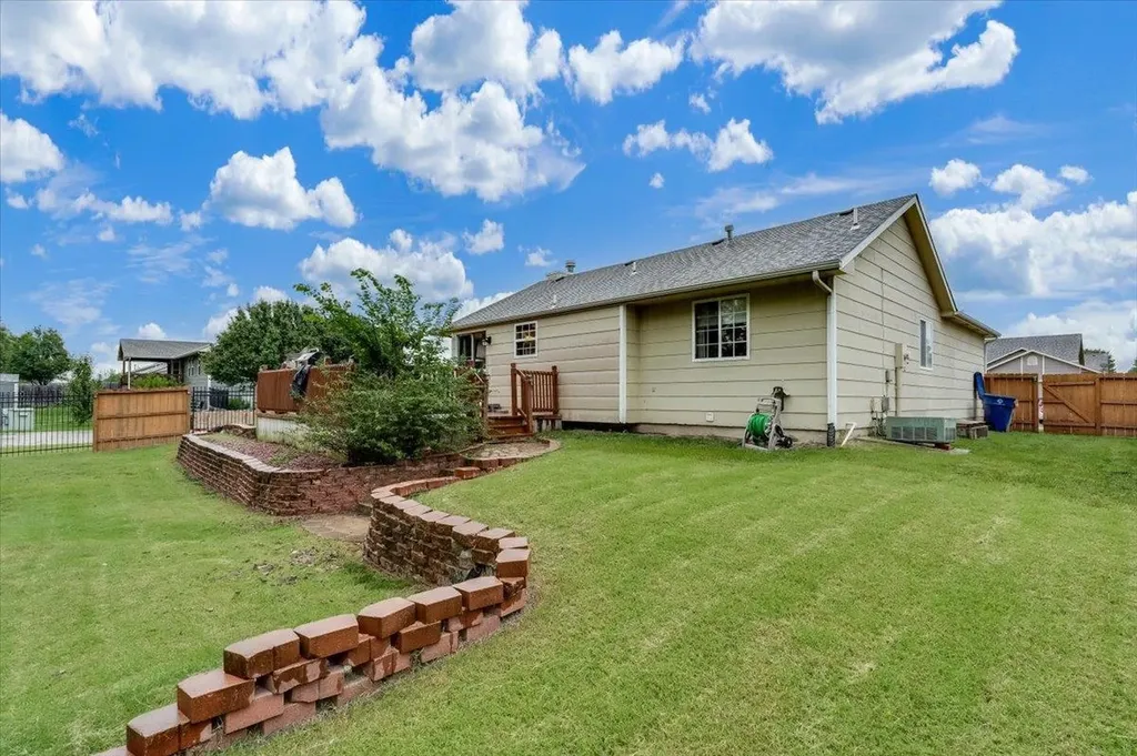 2558 E Fairchild Park City KS 67219