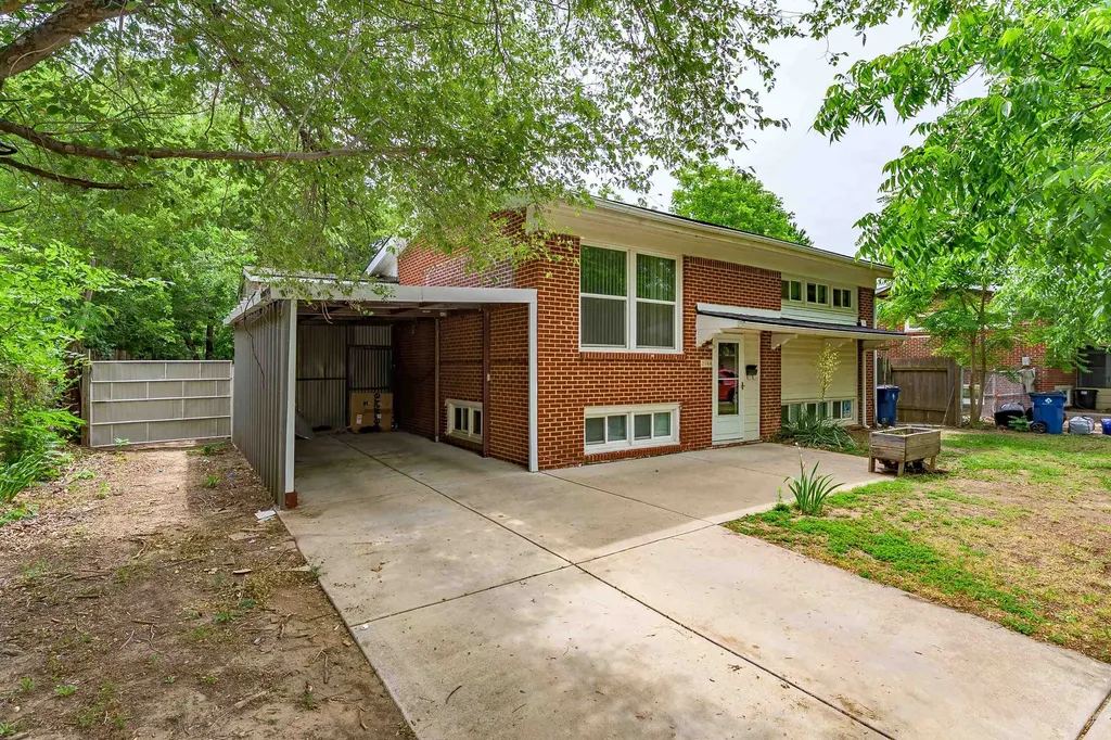 2144 S Bennett Wichita KS 67213
