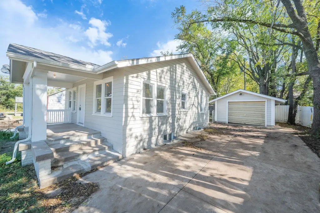 940 N Holyoke Wichita KS 67208