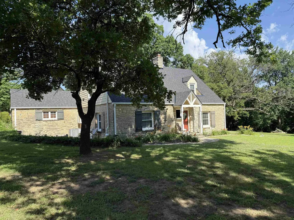 23 Crestwood Drive Arkansas City KS 67005