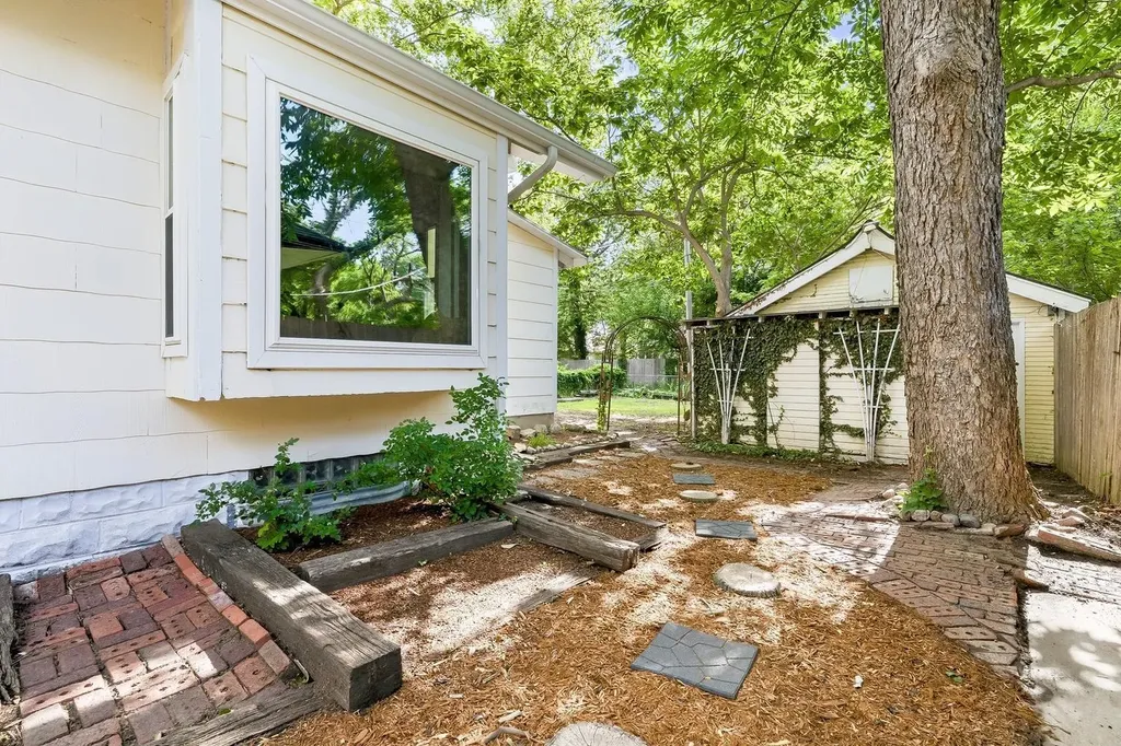 242 S Volutsia Avenue Wichita KS 67211-2040