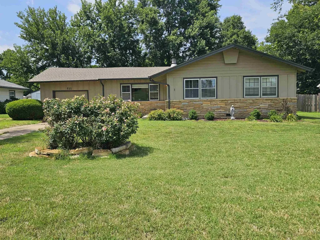 511 N Country Acres Avenue Wichita KS 67212