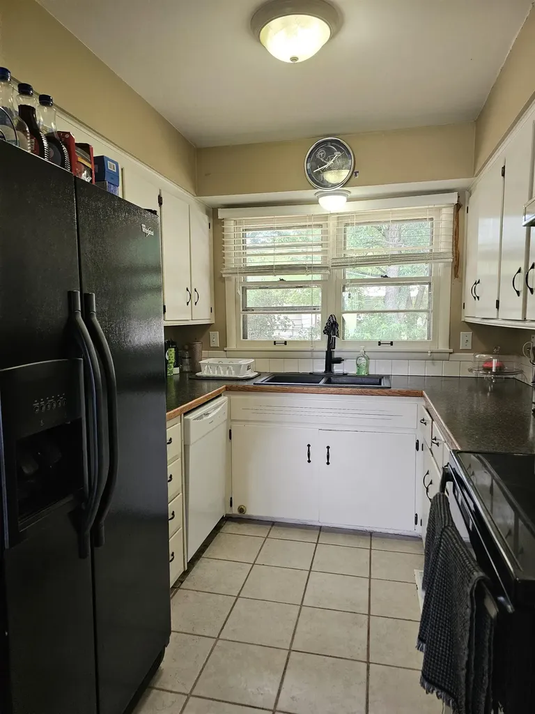 511 N Country Acres Avenue Wichita KS 67212