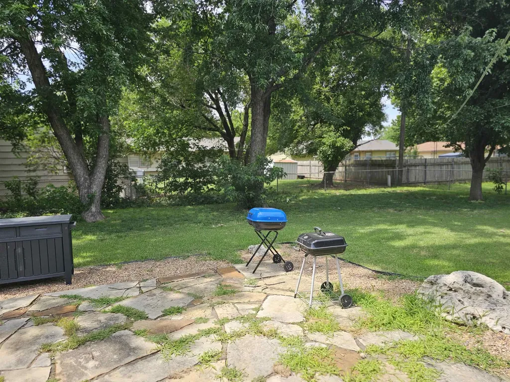 511 N Country Acres Avenue Wichita KS 67212
