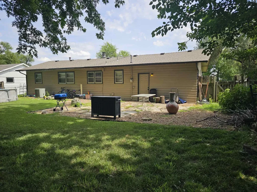 511 N Country Acres Avenue Wichita KS 67212