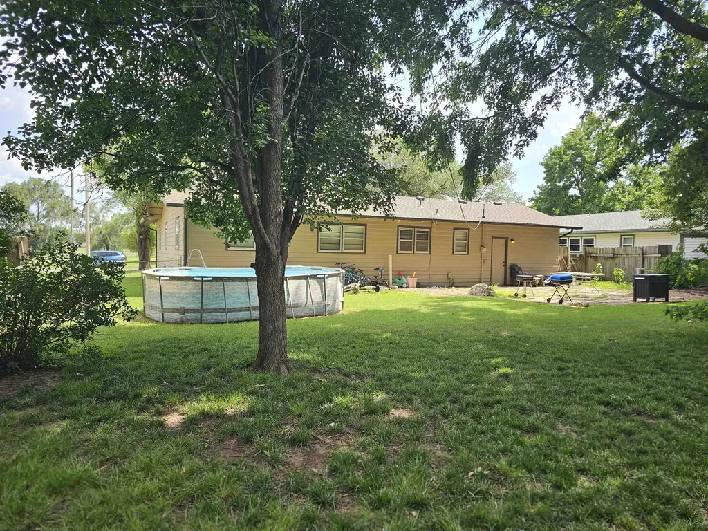 511 N Country Acres Avenue Wichita KS 67212