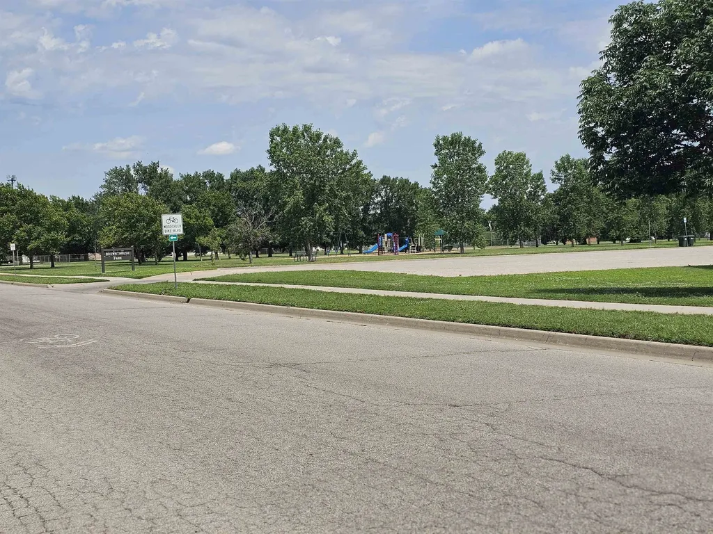 511 N Country Acres Avenue Wichita KS 67212