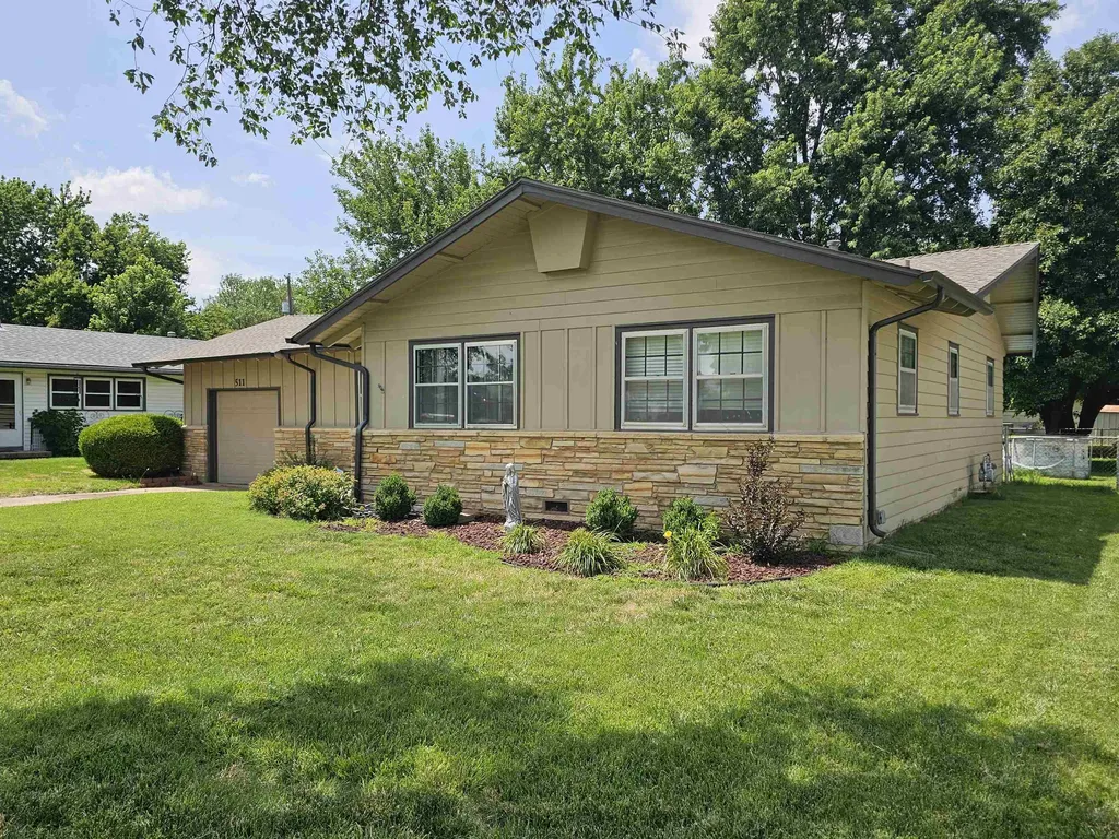 511 N Country Acres Avenue Wichita KS 67212