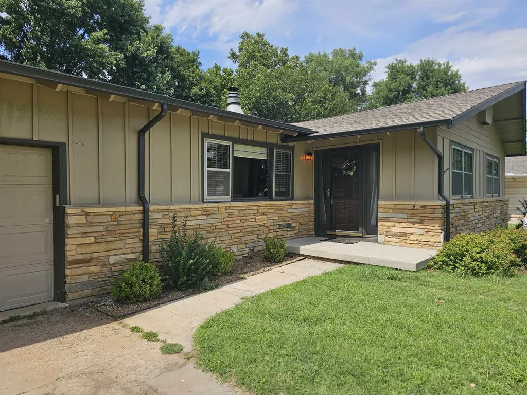 511 N Country Acres Avenue Wichita KS 67212