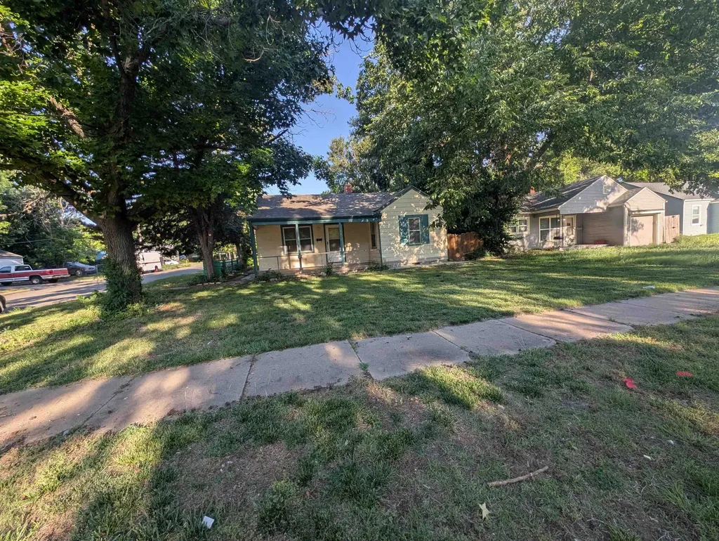 1301 N Dellrose Avenue Wichita KS 67208