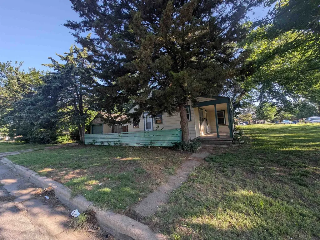 1301 N Dellrose Avenue Wichita KS 67208