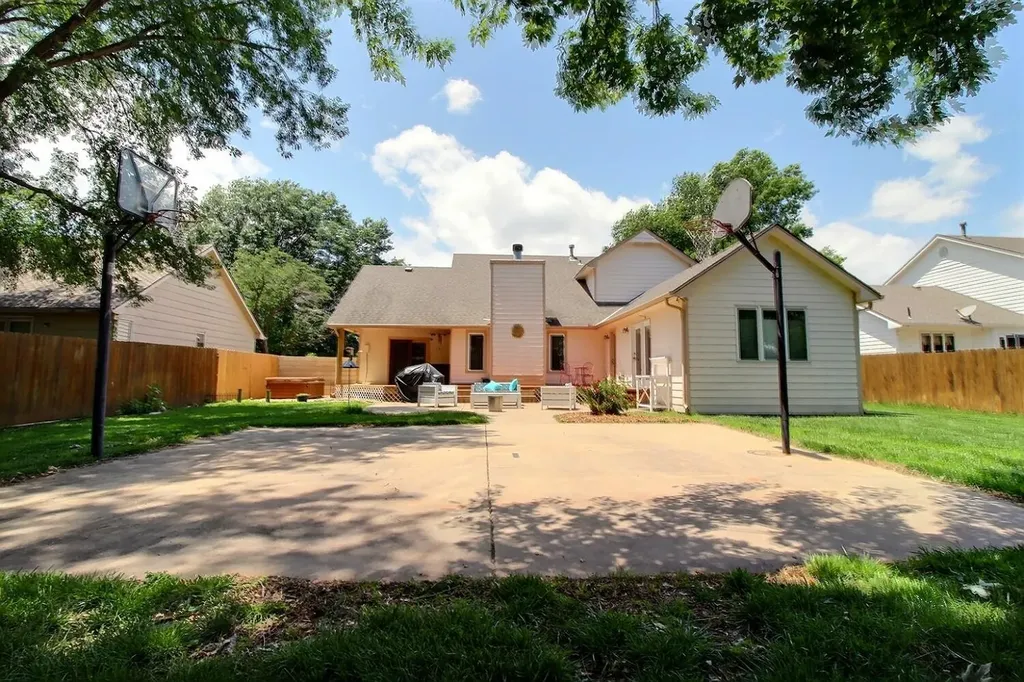 1842 N Valleyview Street Wichita KS 67212
