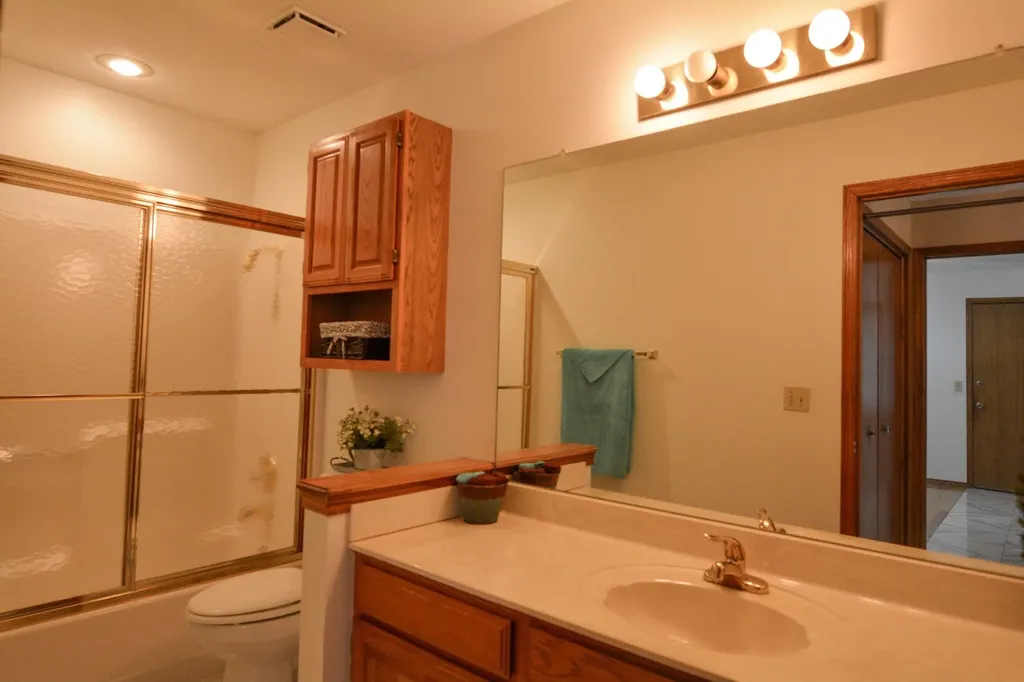 1034 N Bayshore Street Wichita KS 67212