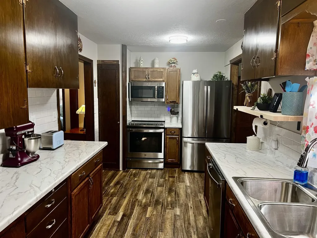 625 Grandview Avenue Newton KS 67114-2051