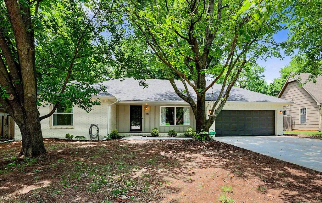 943 N Briarwood Road Derby KS 67037