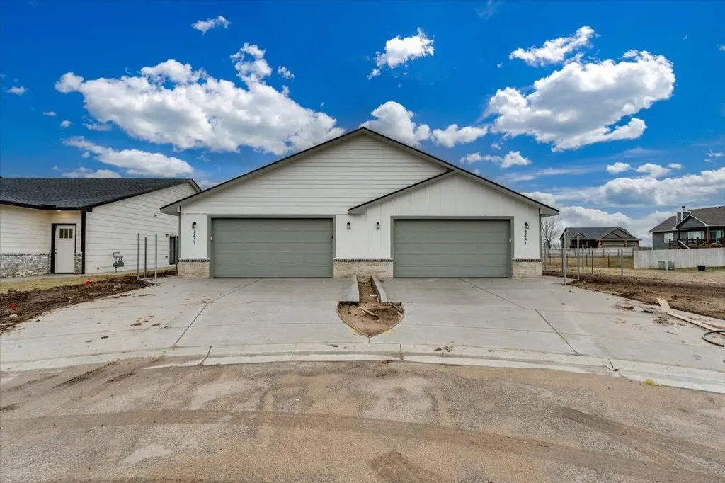 2433 S Wheatland Court Wichita KS 67235