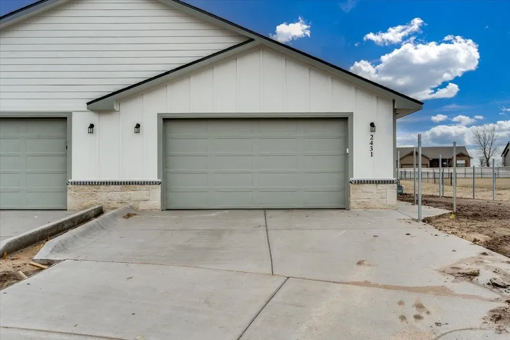 2433 S Wheatland Court Wichita KS 67235