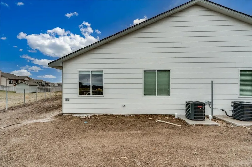 2433 S Wheatland Court Wichita KS 67235