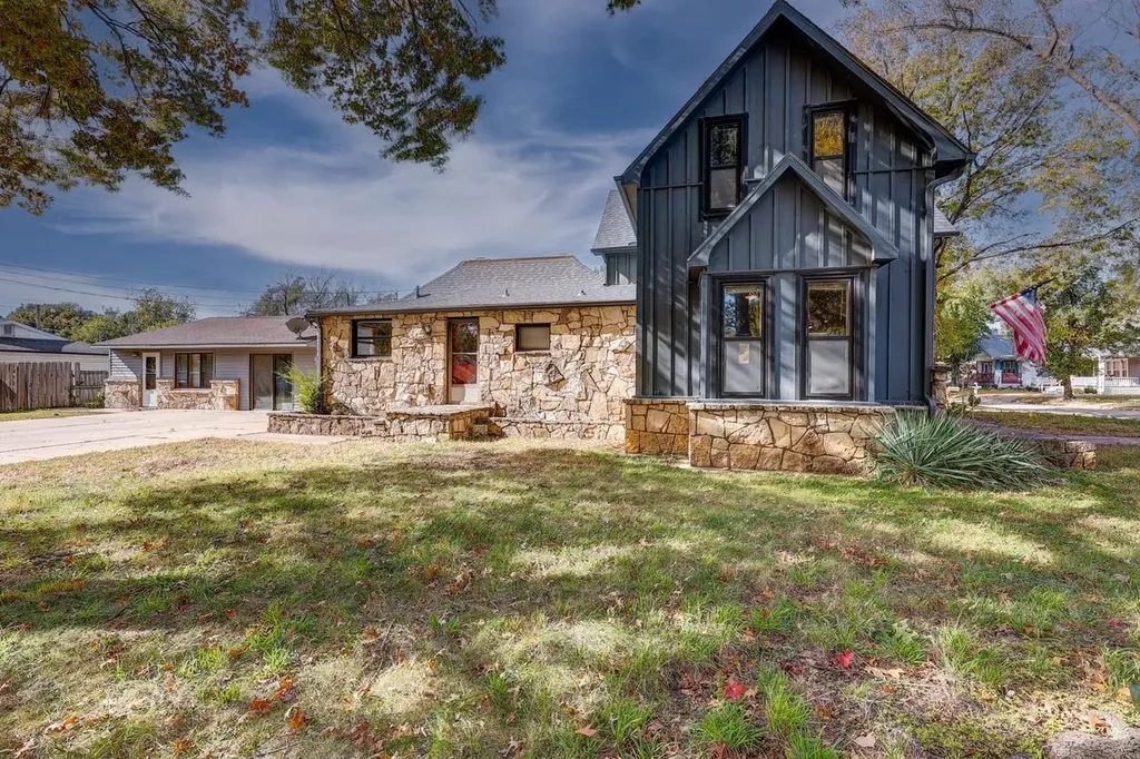 915 E 15th Avenue Winfield KS 67156