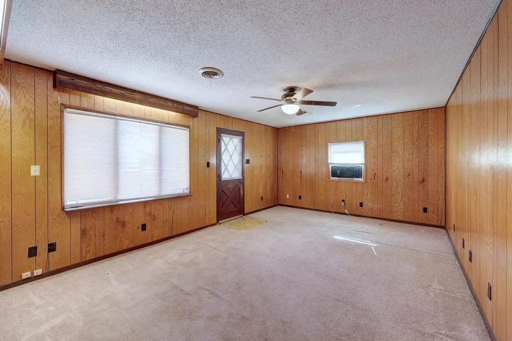 915 E 15th Avenue Winfield KS 67156