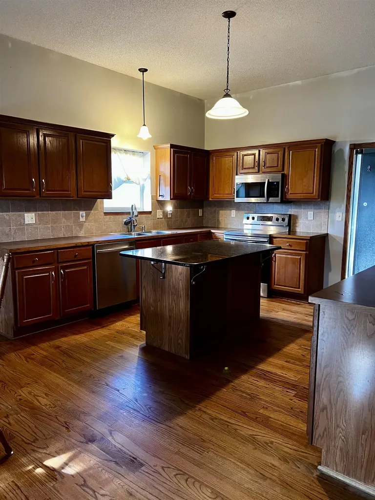 8905 N Ridgewood Lane Park City KS 67147