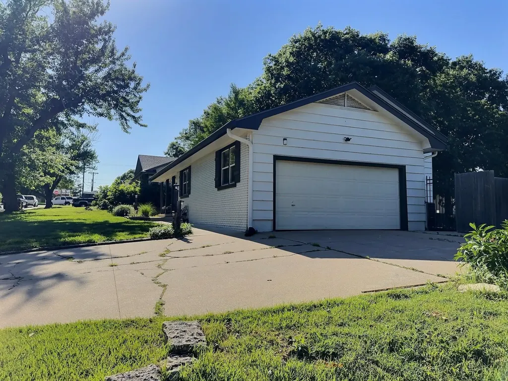 818 E Greenway Court Derby KS 67037