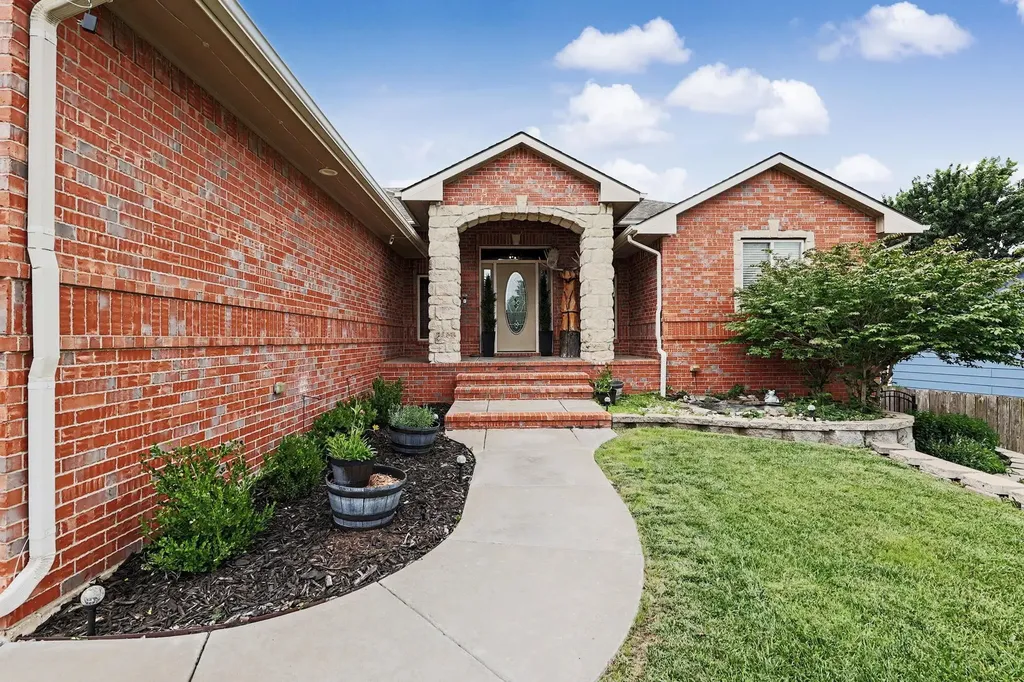 1013 E Pembrook Road Derby KS 67037