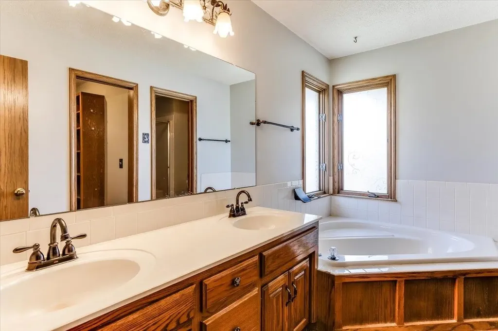 2366 N Vinegate Court Wichita KS 67226