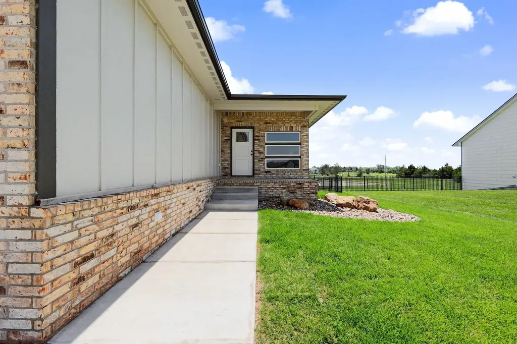 1133 W Trek Circle Goddard KS 67052