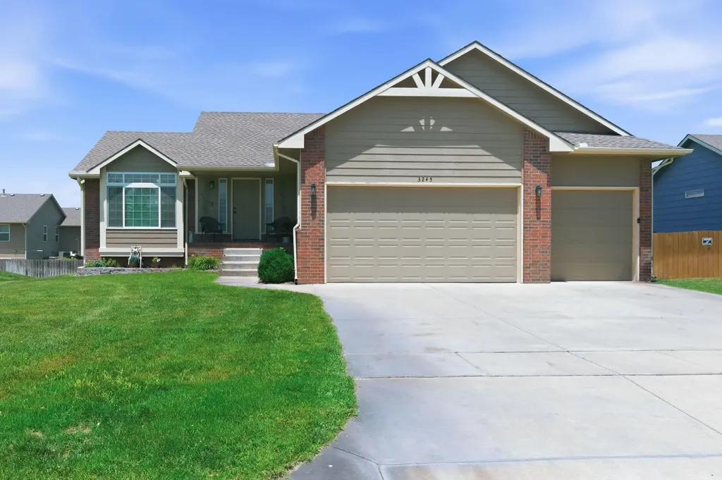Wichita KS, 3245 S Bluelake Court