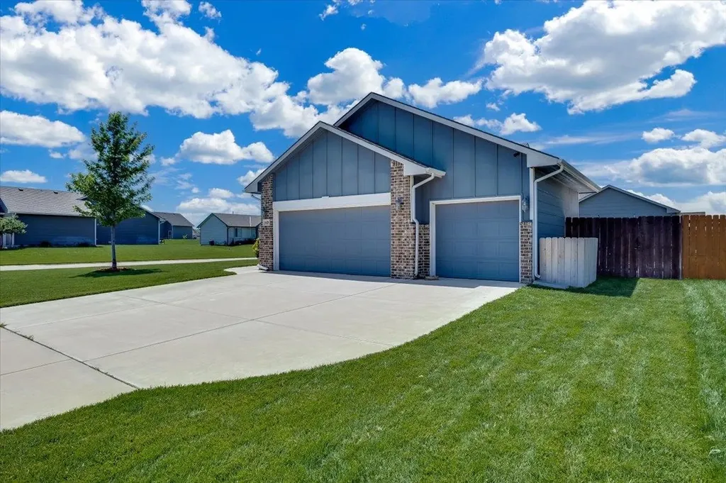 1629 N Thoroughbred Street Wichita KS 67235