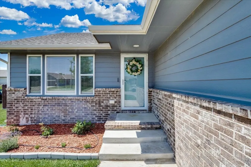 1629 N Thoroughbred Street Wichita KS 67235