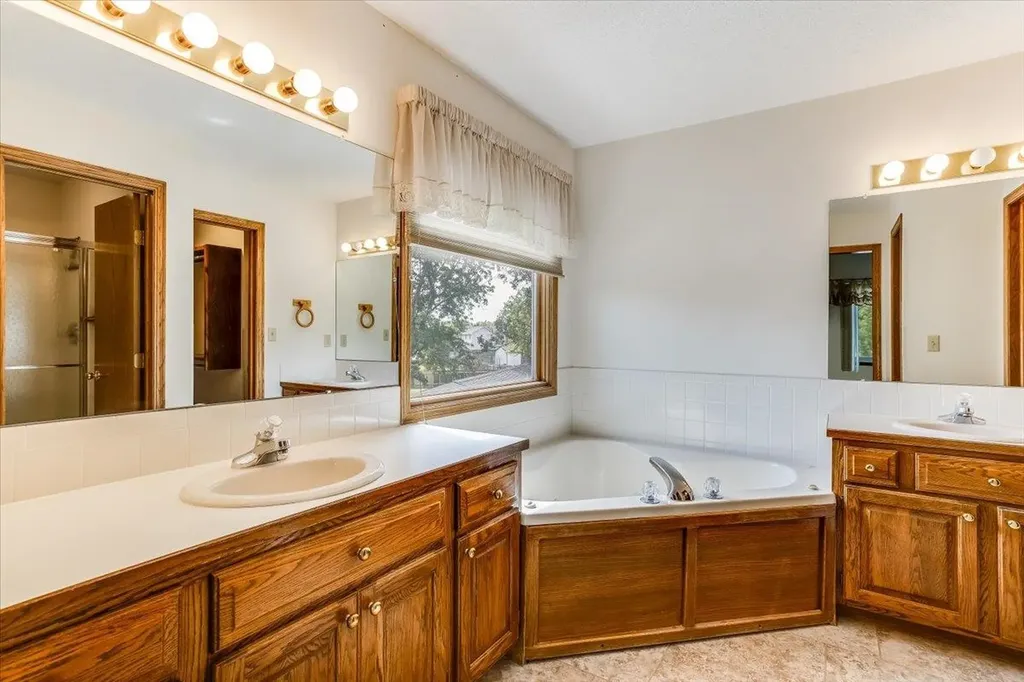 133 N Parkdale Court Wichita KS 67212