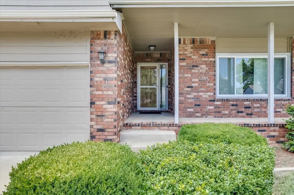 133 N Parkdale Court Wichita KS 67212