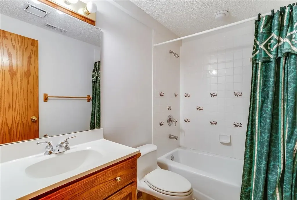133 N Parkdale Court Wichita KS 67212