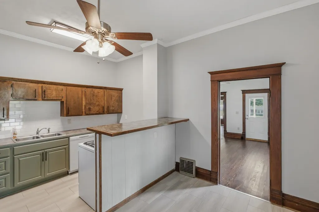 110 E Main Street Haven KS 67543