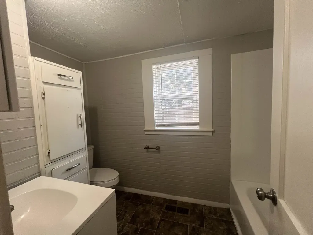 615 N Custer Wichita KS 67203